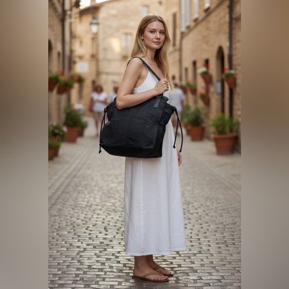 Stylish Burberry shoulder bag. Sleek black Perfect for any occasion main image 2